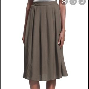 High waisted green pleated skirt